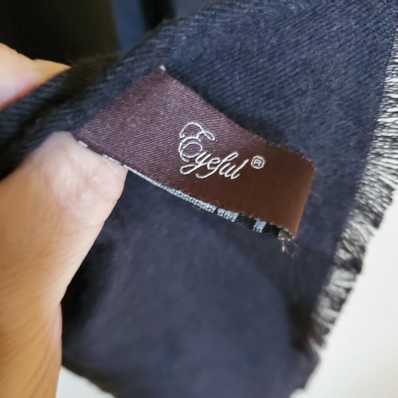 Eyeful Faux Fur Shawl Cape - Picture 6 of 7